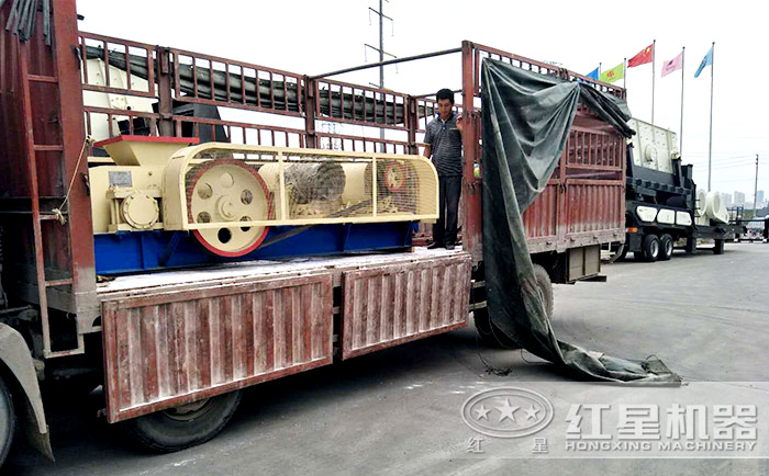 對輥式破碎機發(fā)貨現場